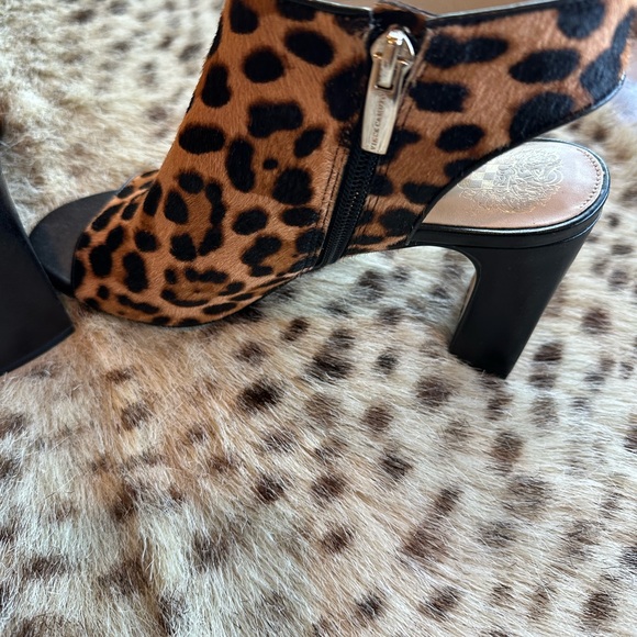 Super cute Vince Camuto heels leopard print real fur size 7 - Picture 4 of 6